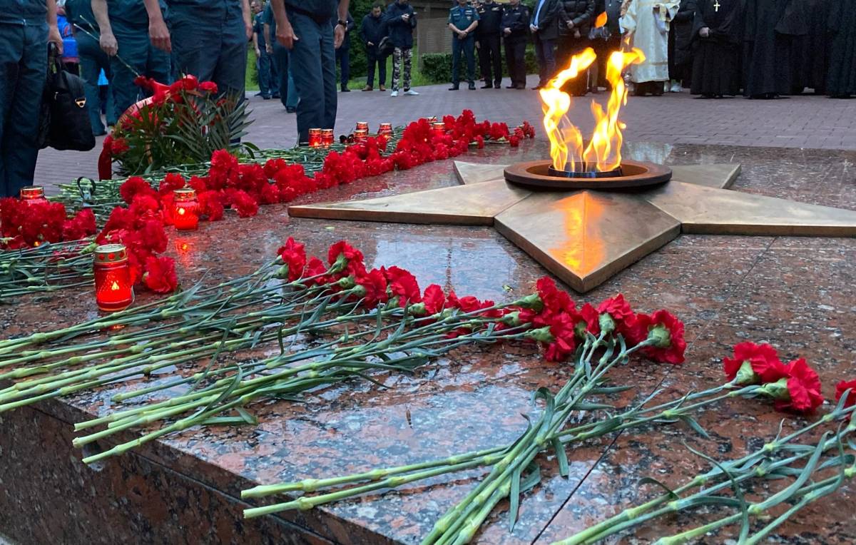 «22 июня, ровно в 4 часа…». В Смоленске единороссы возложили цветы к Вечному огню