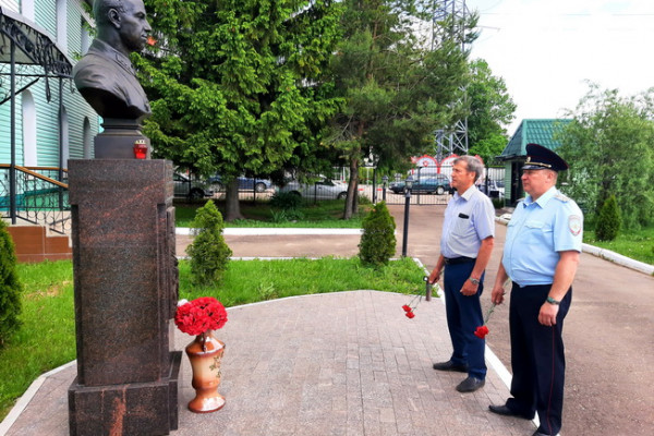 В День памяти и скорби смоленские транспортные полицейские и общественники почтили память земляка