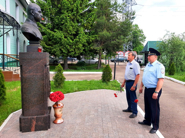 В День памяти и скорби смоленские транспортные полицейские и общественники почтили память земляка