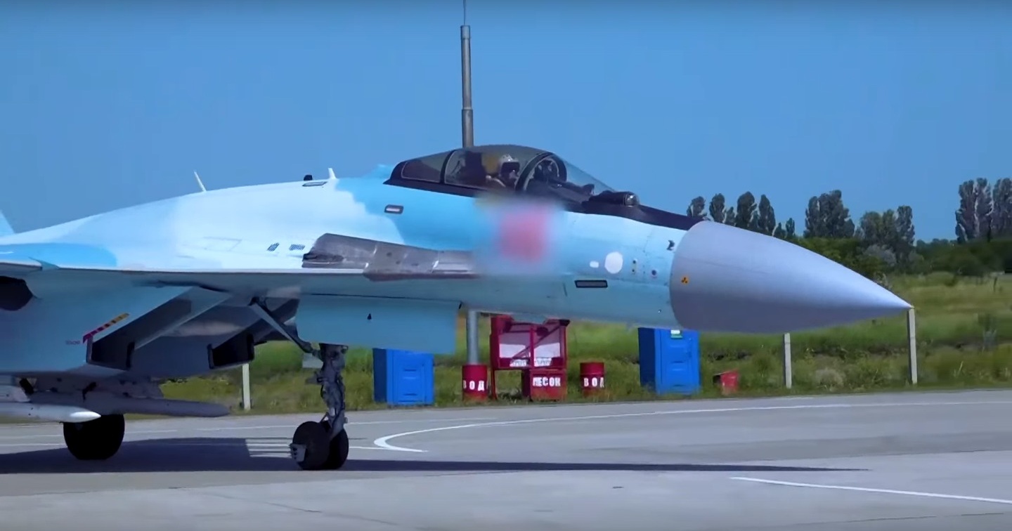 Миноброны России показало, как экипажи истребителей Су-35 наносят удары по боевой технике ВСУ