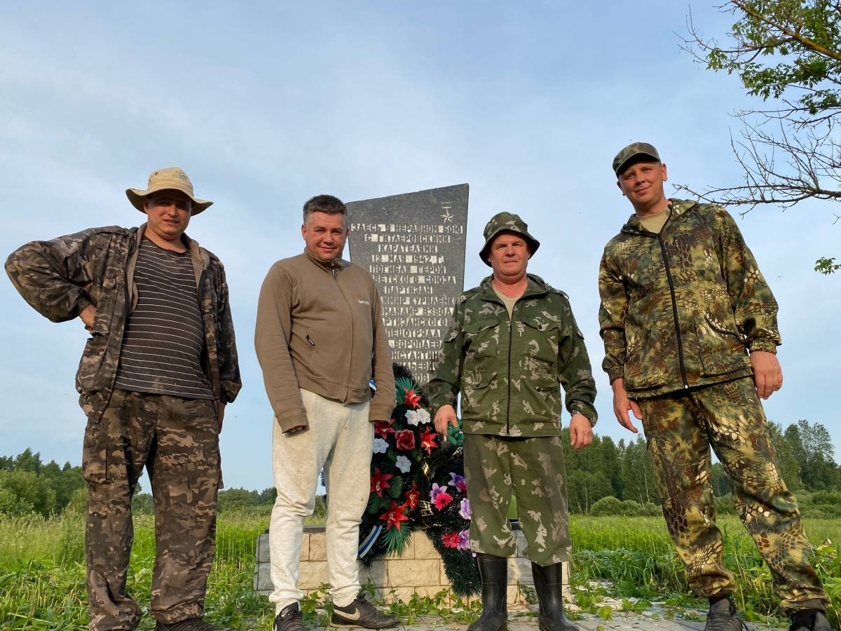 В Смоленском районе единороссы навели порядок у памятника партизану Володе Куриленко