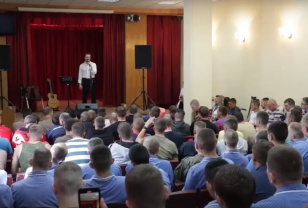 Сергей Безруков выступил перед участниками спецоперации в военном госпитале
