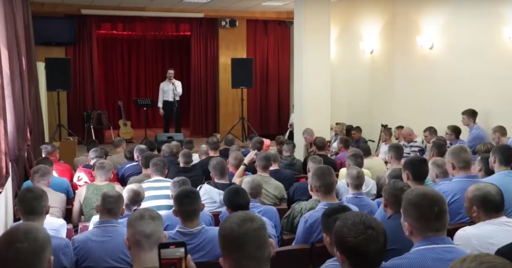 Сергей Безруков выступил перед участниками спецоперации в военном госпитале