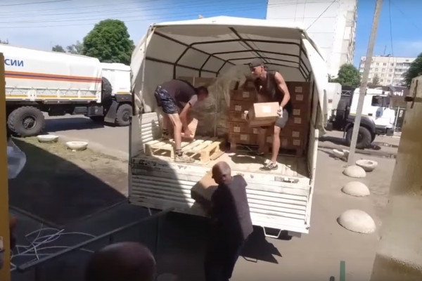Более 150 тонн гуманитарной помощи доставили российские военные мирным жителям Харьковской области