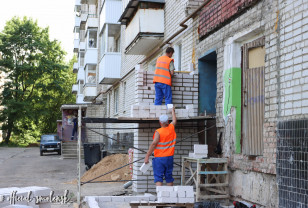 В Смоленске в доме на проспекте Строителей меняют кирпичный тамбур