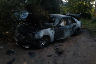 В Смоленске загорелся припаркованный во дворе «Cadillac»