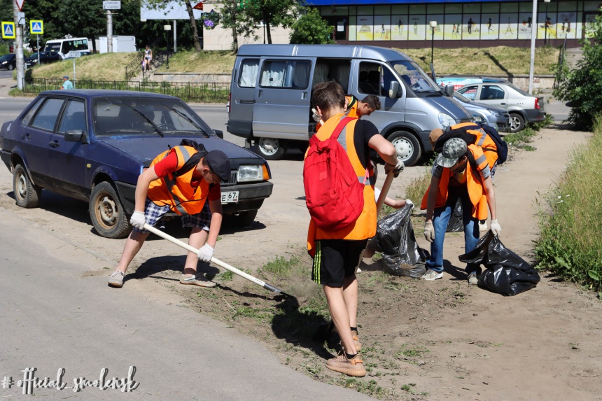 Школьные трудовые бригады убирают улицы города Смоленска