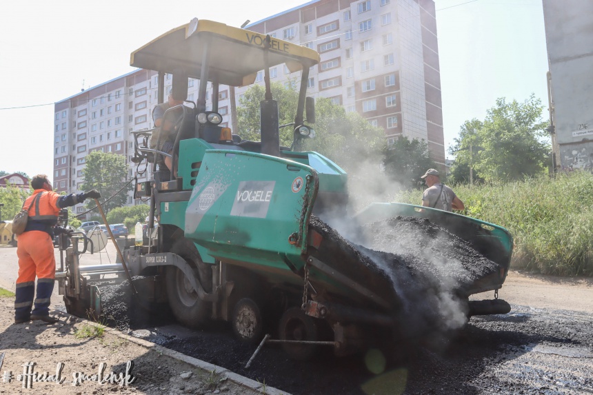 В городе Смоленске идет ремонт улицы Академика Петрова
