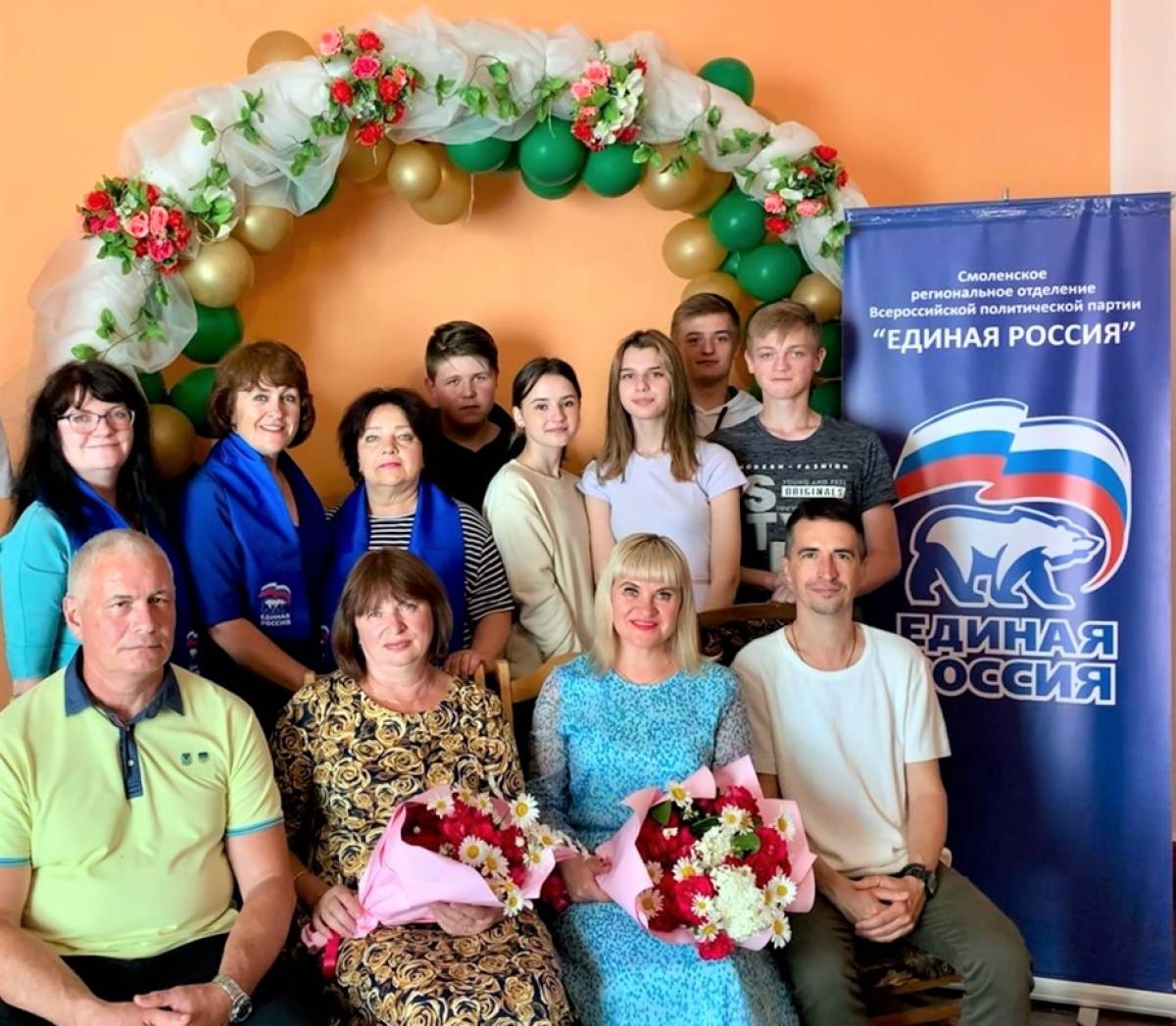 На Смоленщине единороссы поздравили семьи, которые прожили в браке десятки лет