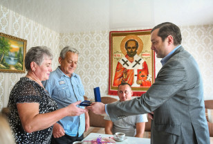 Губернатор Смоленской области лично поздравил семью Ташлыковых с Днем семьи, любви и верности