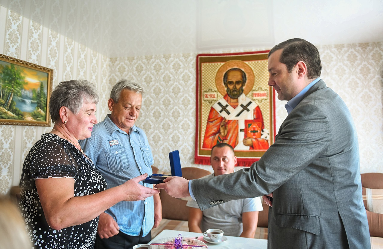 Губернатор Смоленской области лично поздравил семью Ташлыковых с Днем семьи, любви и верности
