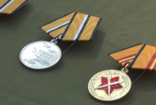 Военнослужащим, проявившим мужество и героизм в ходе спецоперации, вручили награды