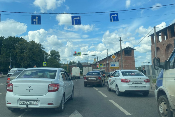 В Смоленске на перекрёстке двух дорог временно изменили схему дорожного движения