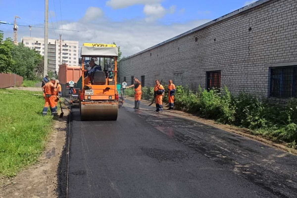 В смоленском поселке Тихвинка ремонтируют дороги