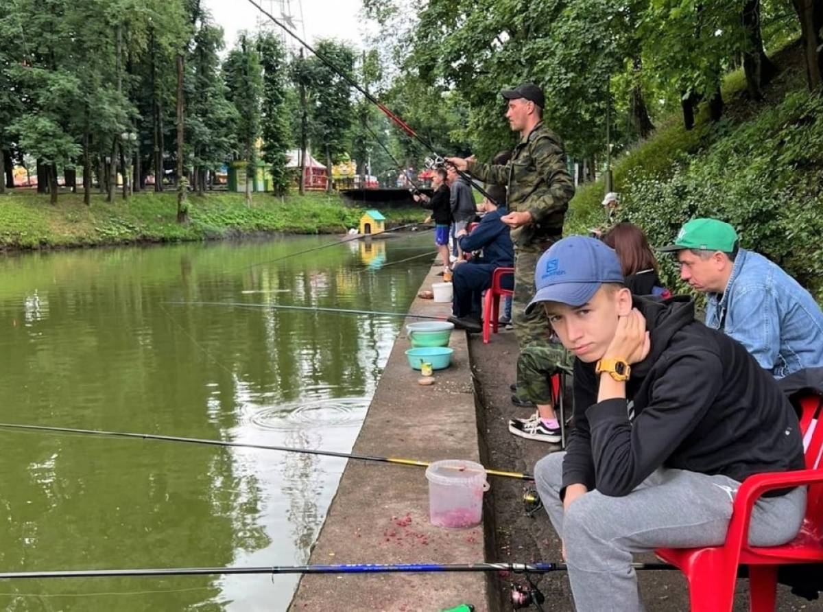 Смоляне отметили День рыбака масштабной рыбалкой в Лопатинском саду