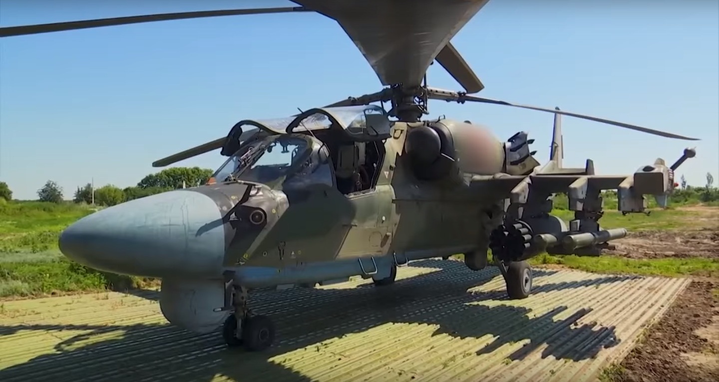 Минобороны России показало боевую работу экипажей вертолетов армейской авиации