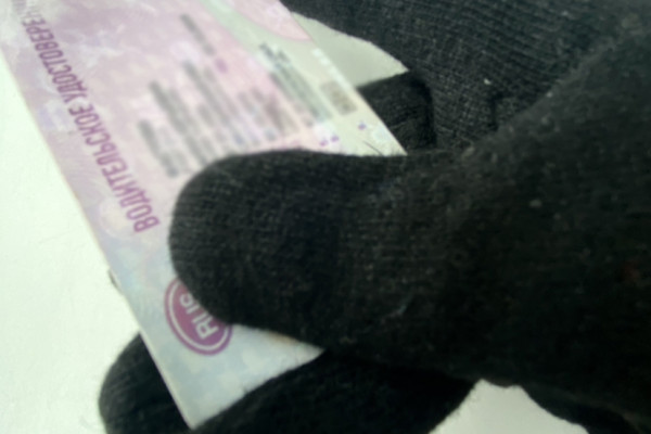 В Краснинском районе сотрудники ГИБДД изъяли у водителя поддельные права
