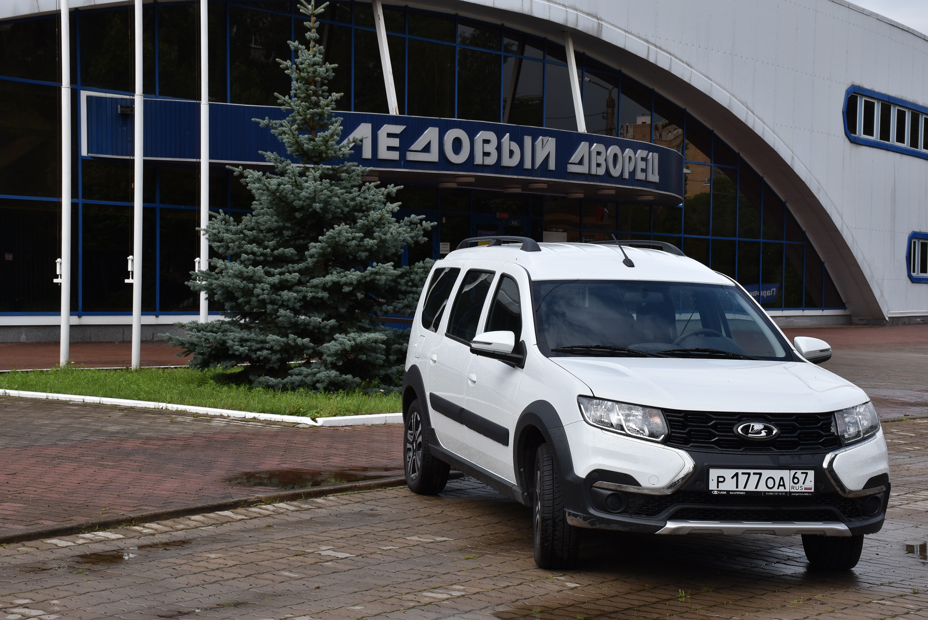 Администрация Смоленской области передала областной общественной организации инвалидов автомобиль LADA LARGUS