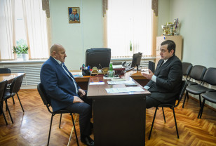 Губернатор Алексей Островский провел рабочую встречу с главой Ельнинского района 