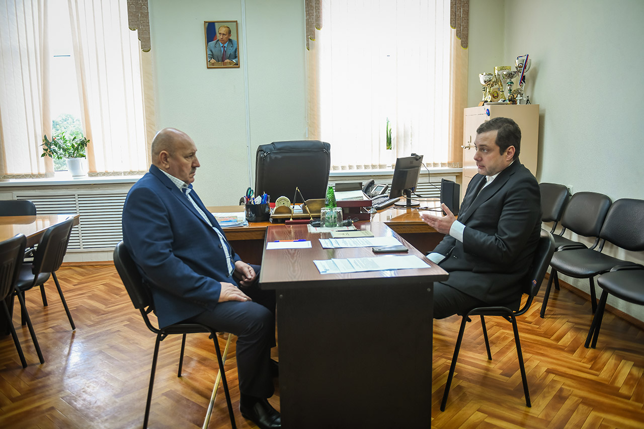 Губернатор Алексей Островский провел рабочую встречу с главой Ельнинского района 