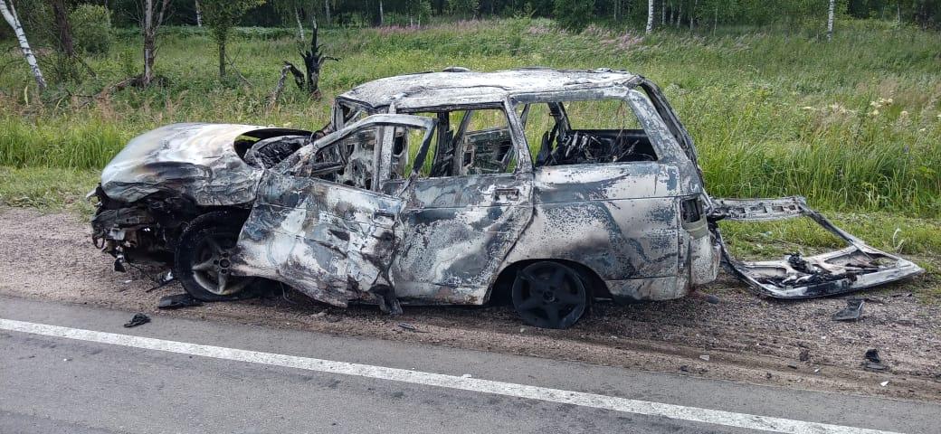 В Дорогобужском районе в результате ДТП загорелся автомобиль