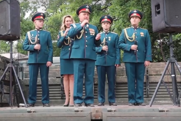 Артисты ансамбля песни и пляски выступили для участников военной спецоперации
