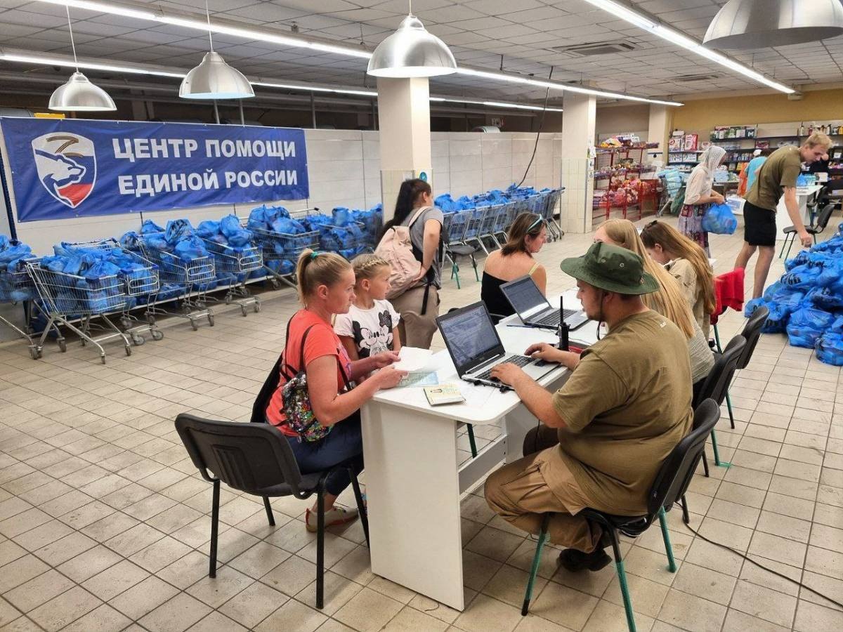 В Купянске за месяц работы в гумцентре «Единой России» помощь получили 37 тысяч человек