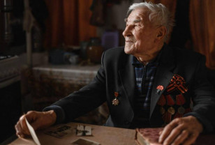 Фонд Сергея Неверова «СозИдаНие» помогает ветерану войны из Ярцева с ремонтом кровли дома