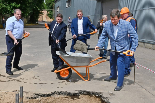 Игорь Ляхов принял участие в закладке нового цеха Рославльского вагоноремонтного завода