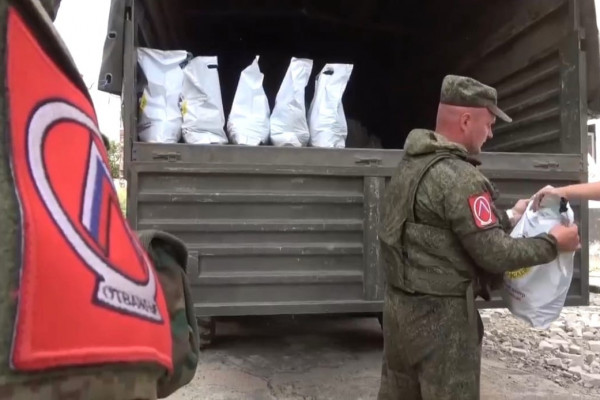 Военные РФ доставили 5 тонн гумпомощи жителям отдаленных районов Лисичанска