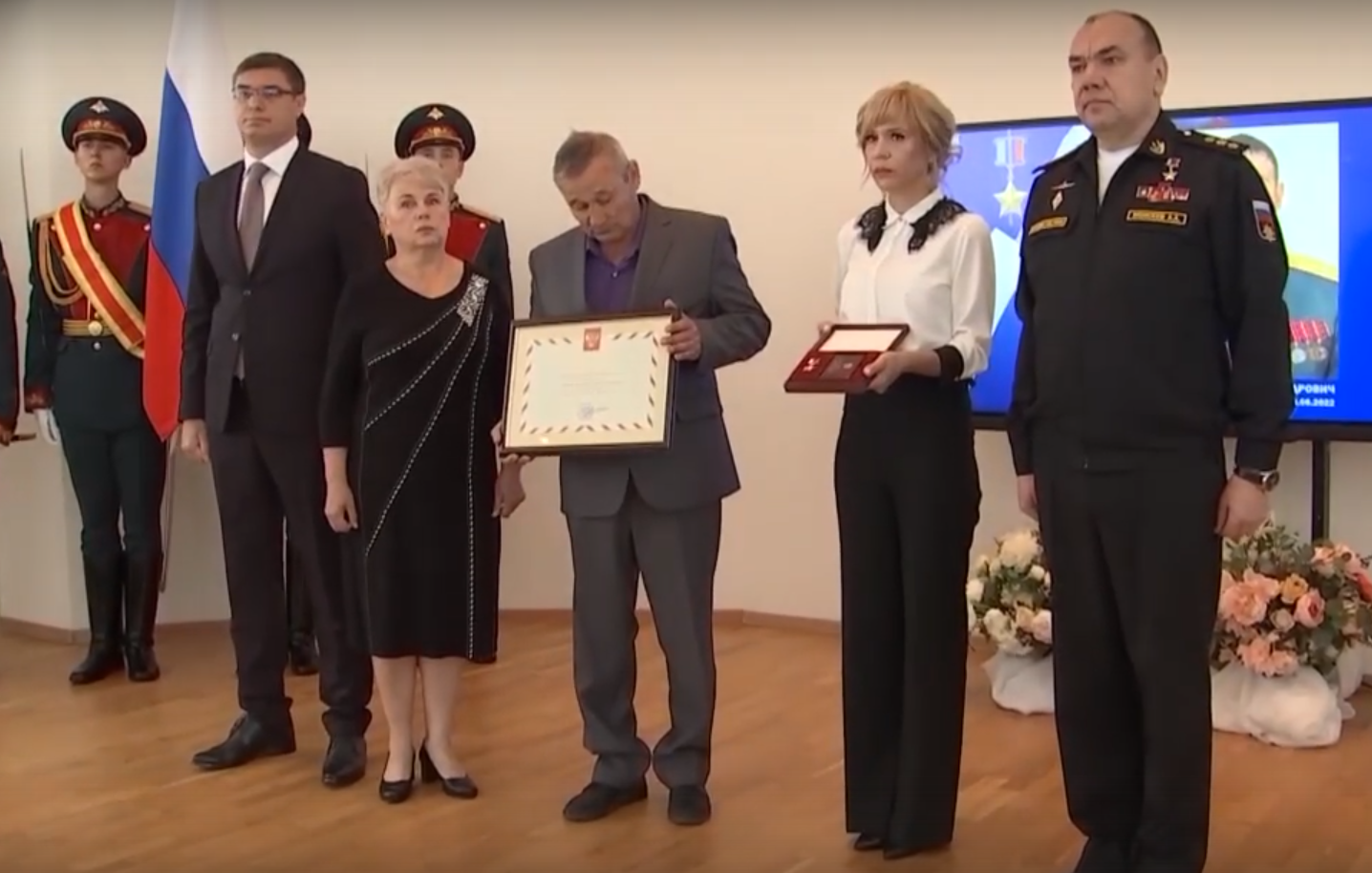 Командующий Северным флотом передал звезду Героя России семье майора Андрея Спирина