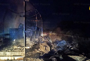 В Смоленской области на трассе М-1 сгорел прицеп с холодильниками