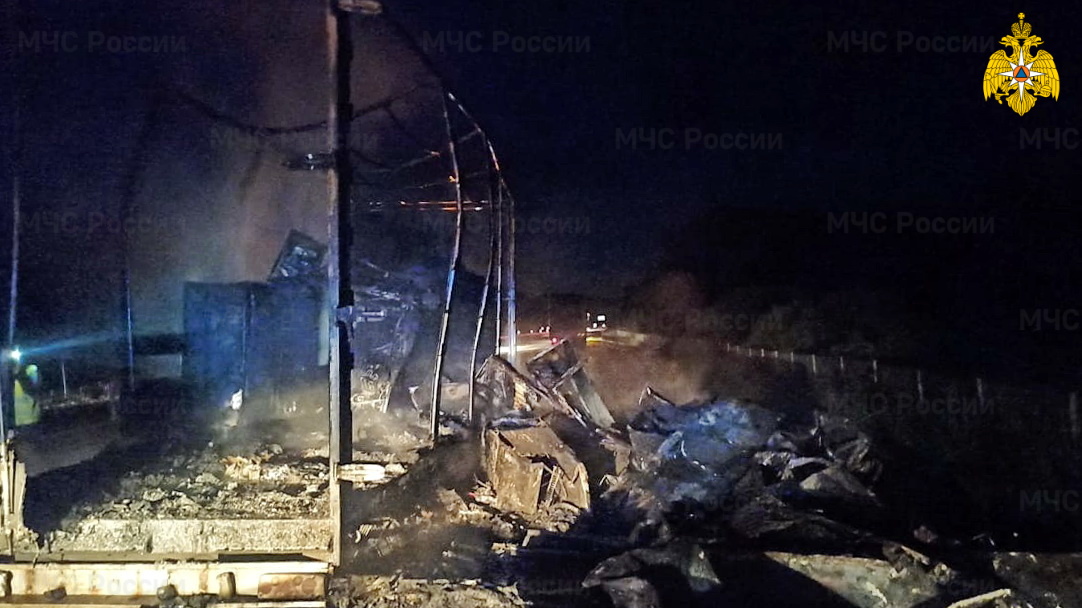 В Смоленской области на трассе М-1 сгорел прицеп с холодильниками