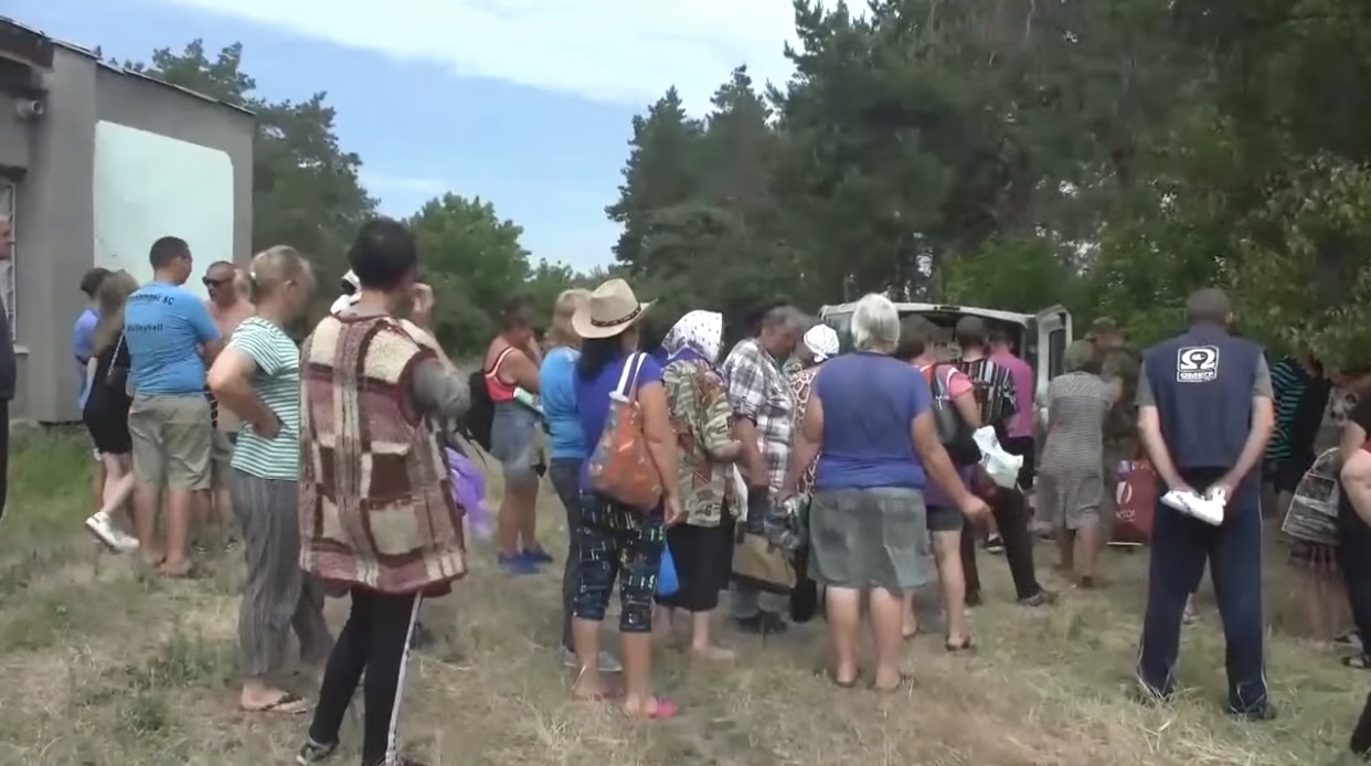 Военные РФ доставили 20 тонн гумпомощи мирным жителям освобожденных населенных пунктов Харьковской области