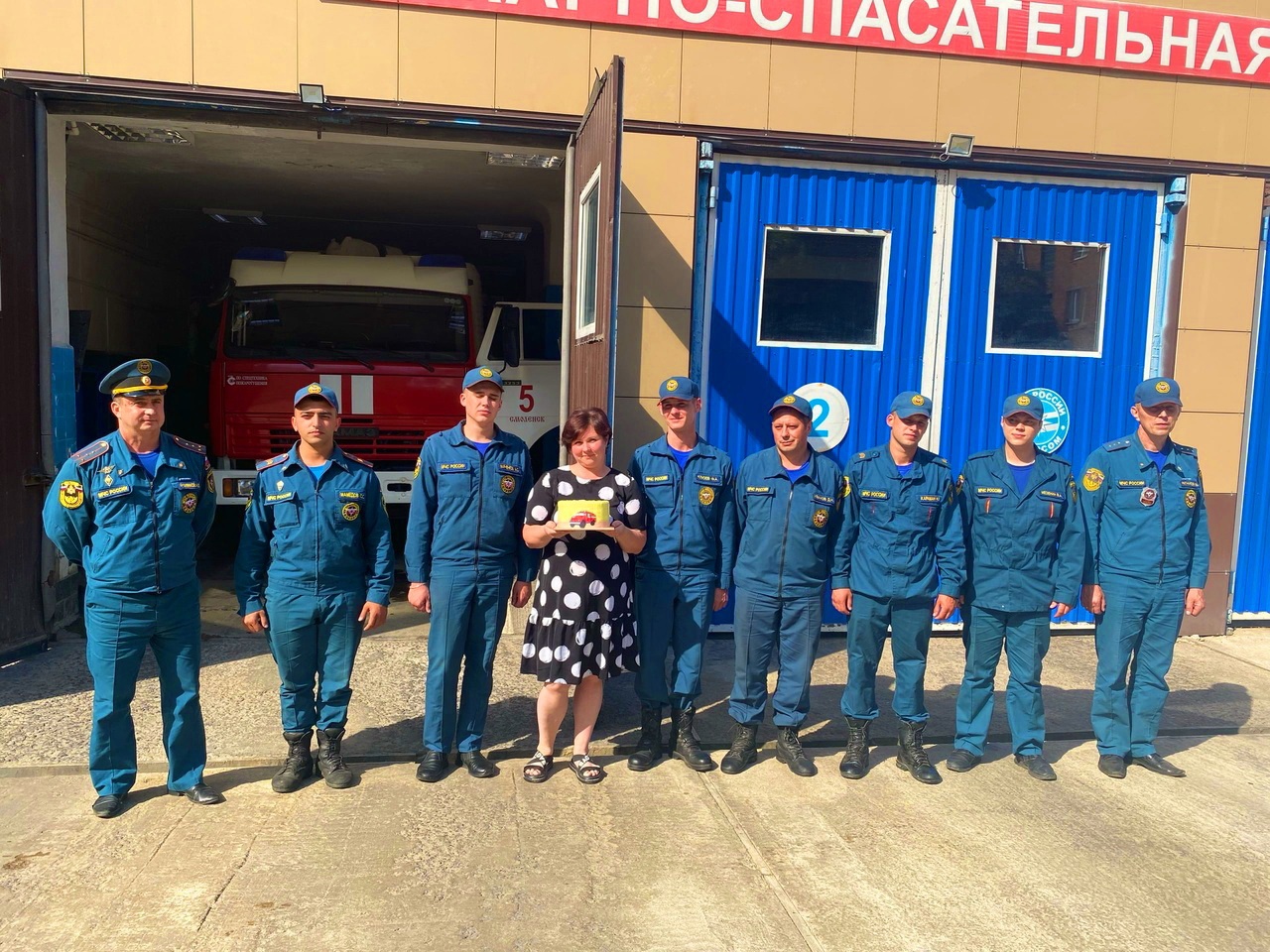 В Смоленске хозяйка спасенного дома поблагодарила пожарных тематическим тортом 