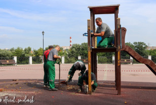 На Владимирской набережной в Смоленске демонтировали старую детскую площадку 