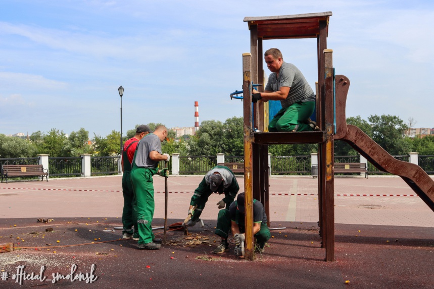 На Владимирской набережной в Смоленске демонтировали старую детскую площадку 