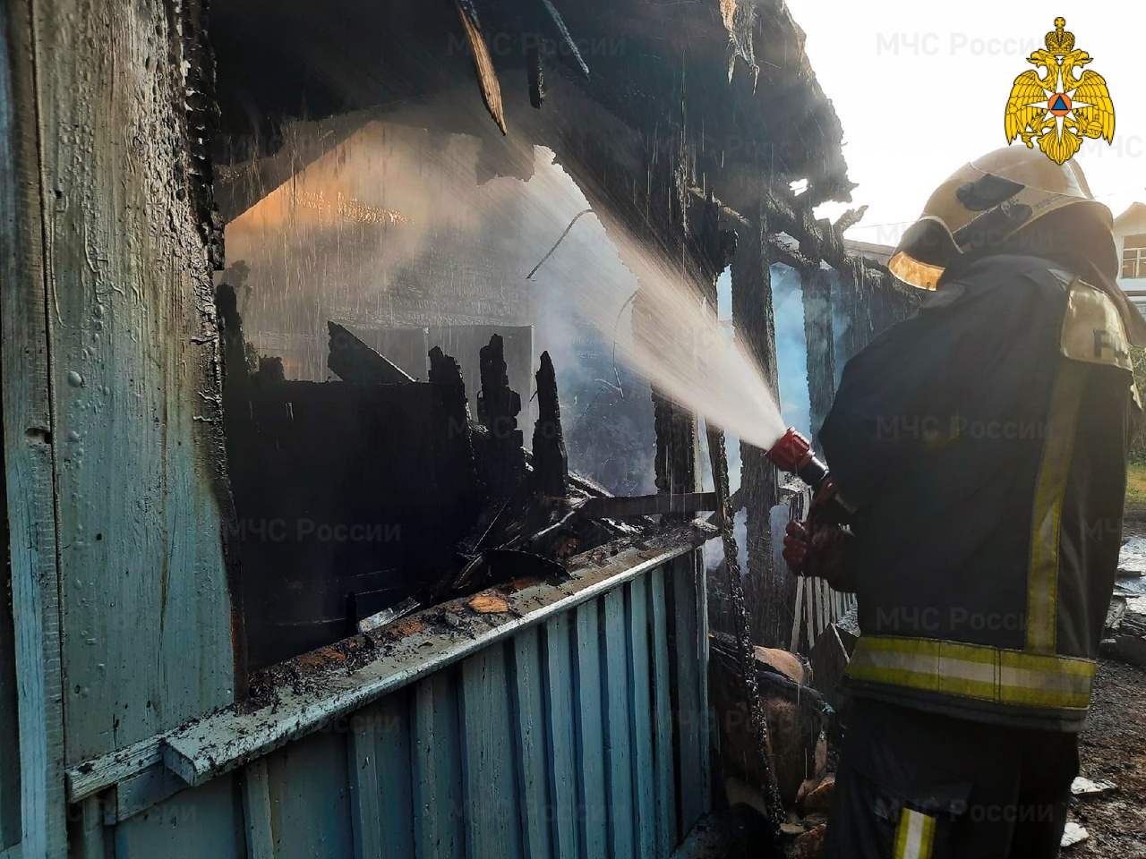 В Смоленске на улице Нижняя Дубровенка разгорелся страшный пожар