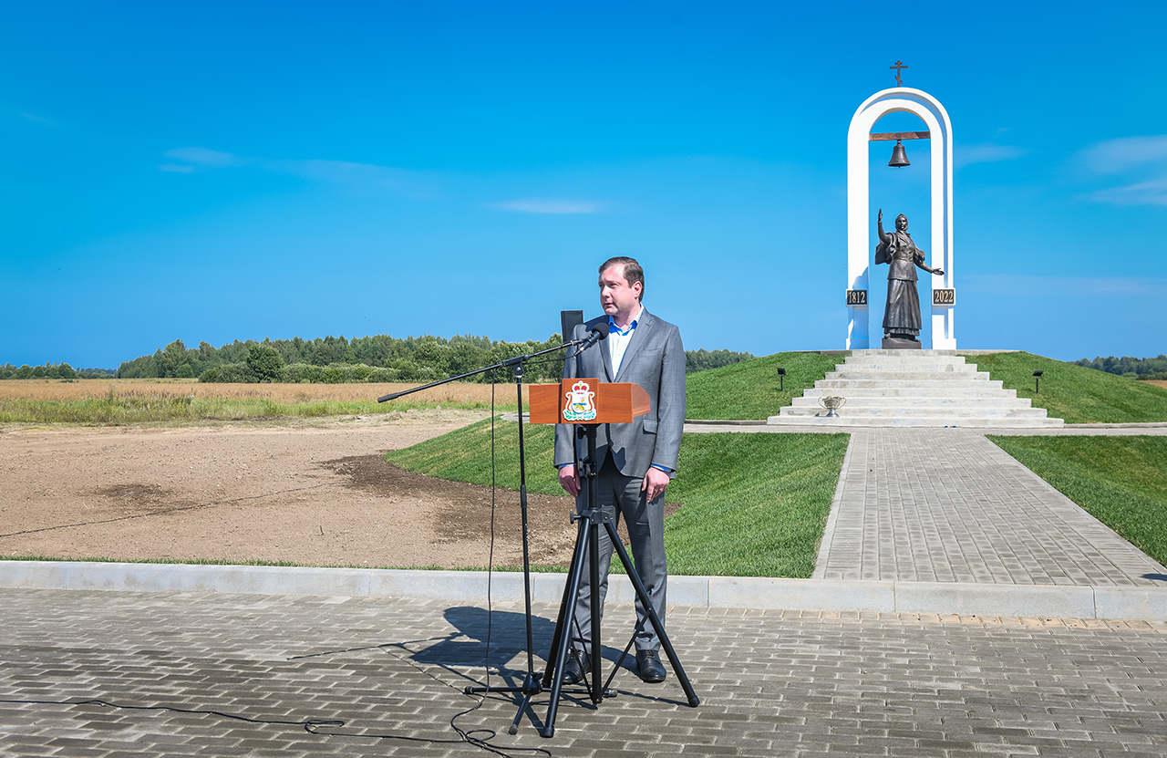 Алексей Островский принял участие в открытии памятника Василисе Кожиной в деревне Дугино