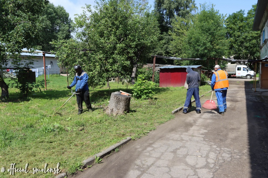 В Смоленске на улице Соболева привели в порядок двор у дома № 107