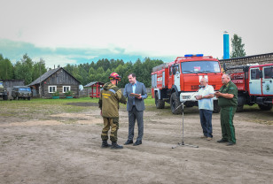 Губернатор вручил ключи от новых спецавтомобилей работникам лесопожарной службы в Демидове