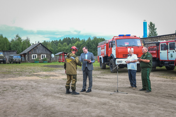 Губернатор вручил ключи от новых спецавтомобилей работникам лесопожарной службы в Демидове