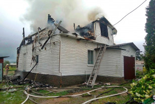 В Рославльском районе из-за удара молнии загорелся частный дом