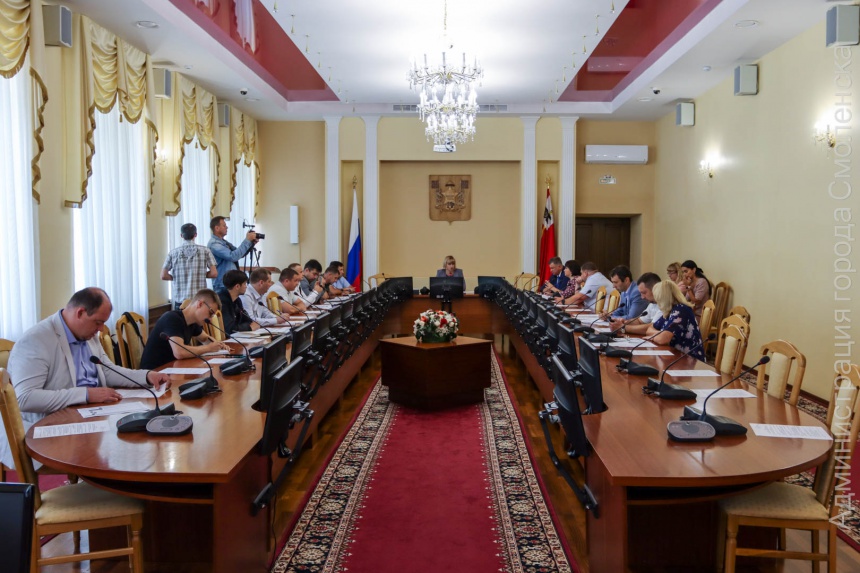 В мэрии Смоленска обсудили ремонт внутриквартальных проездов