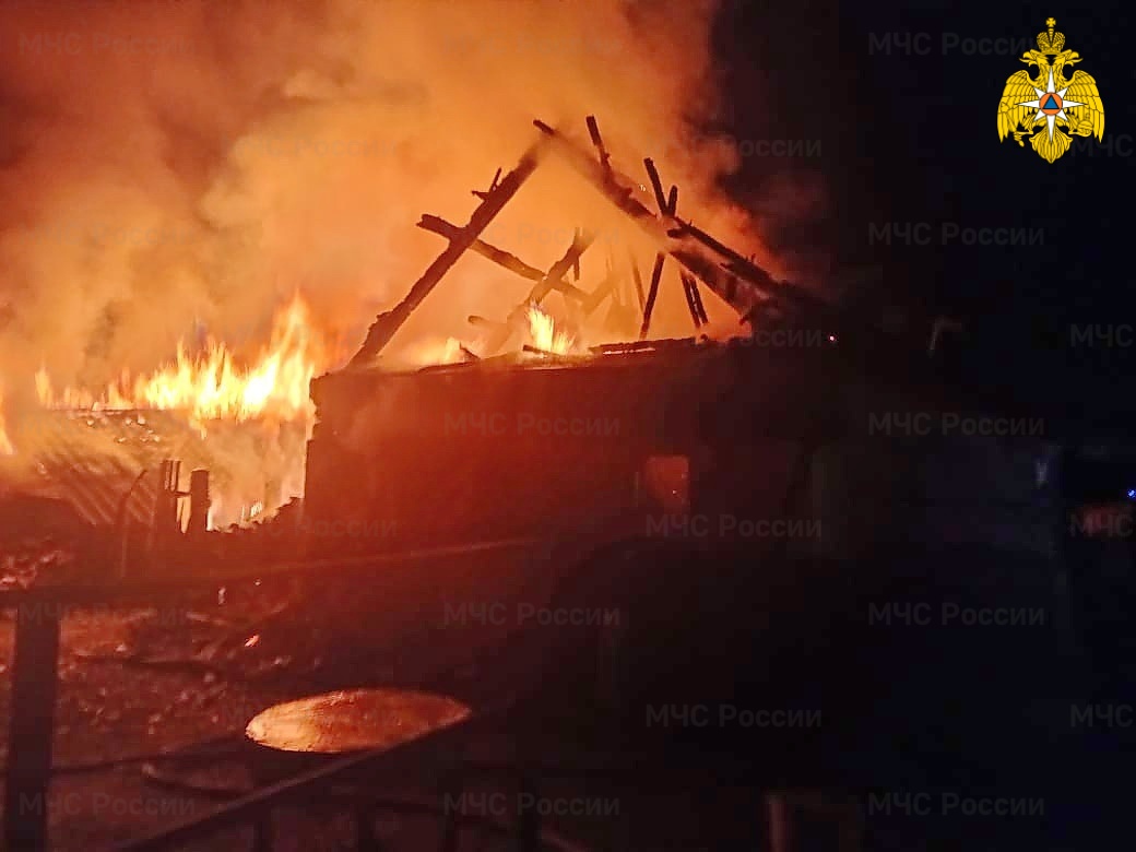 В Ельне сотрудники Госавтоинспекции спасли семью из охваченного пожаром дома 