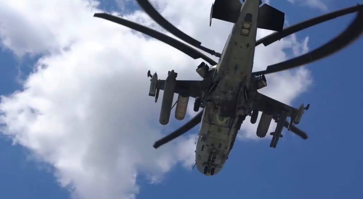 Минобороны показало кадры уничтожения бронетехники ВСУ ударными вертолетами Ка-52