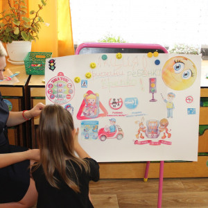 В городе Рославль дошкольники создают «Галерею детской дорожной безопасности»