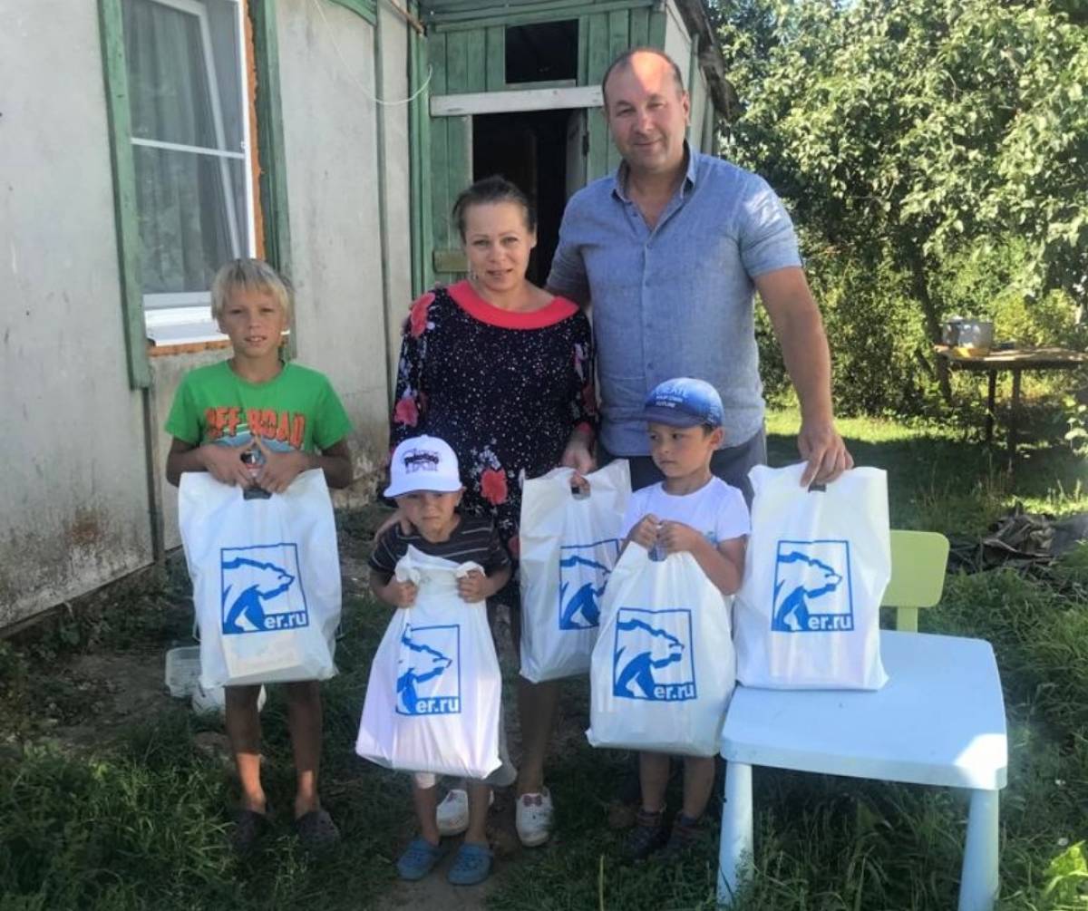 Еще в пяти районах Смоленской области прошла акция «Единой России» «Собери ребенка в школу» 