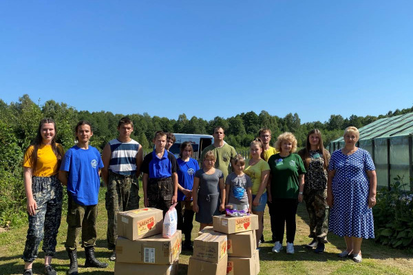 Активисты акции «Забота» навестили с подарками семьи в Ельнинском районе