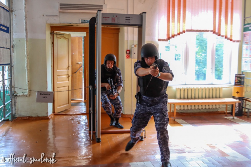 В Смоленске проходит проверку система охраны школ